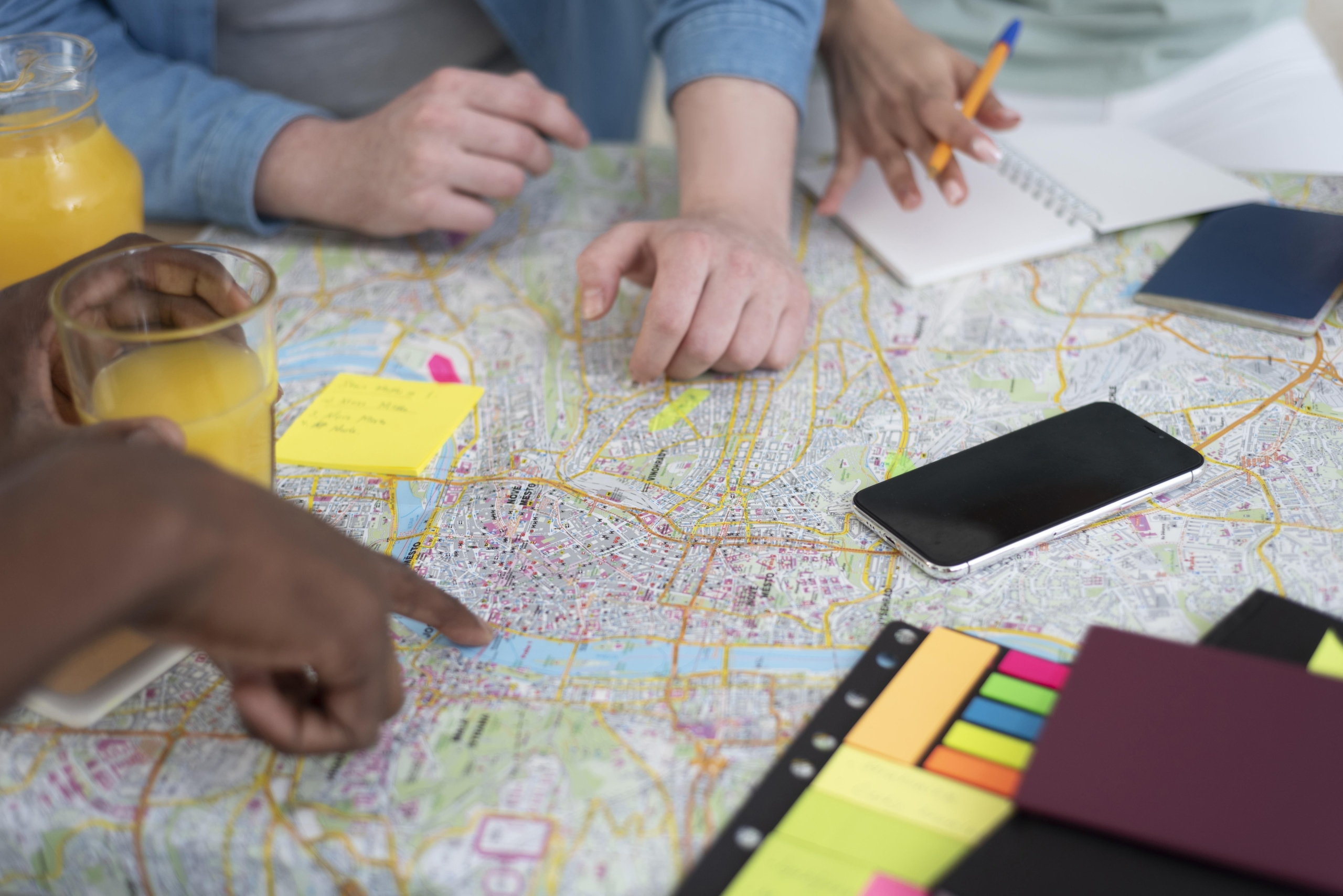 groupe-d-amis-planifiant-un-voyage-tout-en-prenant-un-petit-dejeuner